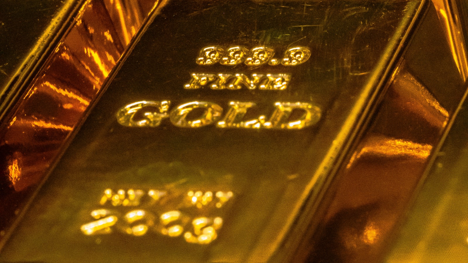 Biểu đồ giá vàng XAUUSD biến động mạnh trên màn hình, minh họa mức độ rủi ro cần quản lý khi trade vàng