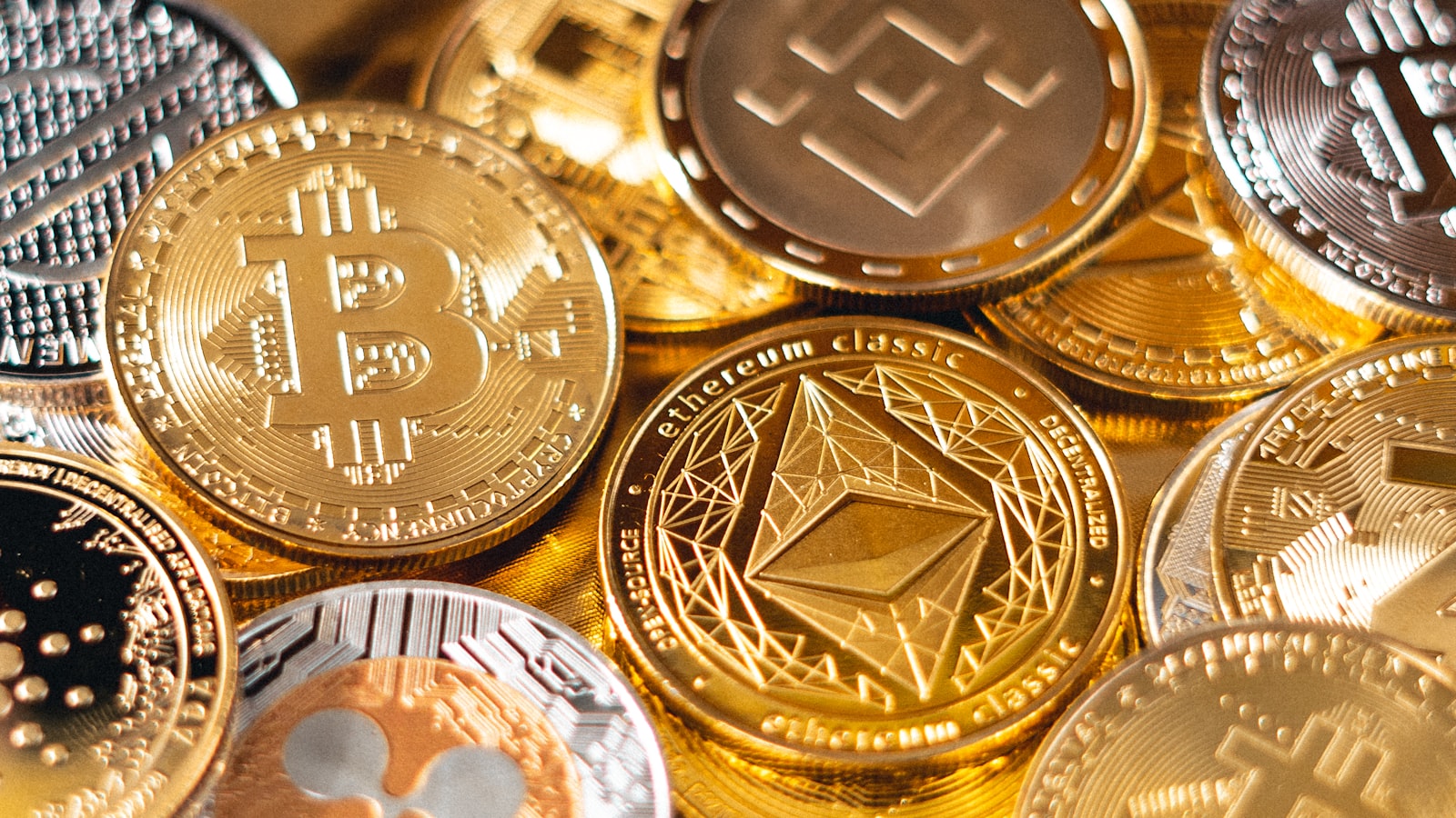 So Sánh Phí Maker/Taker OKX vs Binance vs Bybit 2026 1 Sổ lệnh giao dịch hiển thị các mức giá mua bán, minh họa cách lệnh maker bổ sung thanh khoản