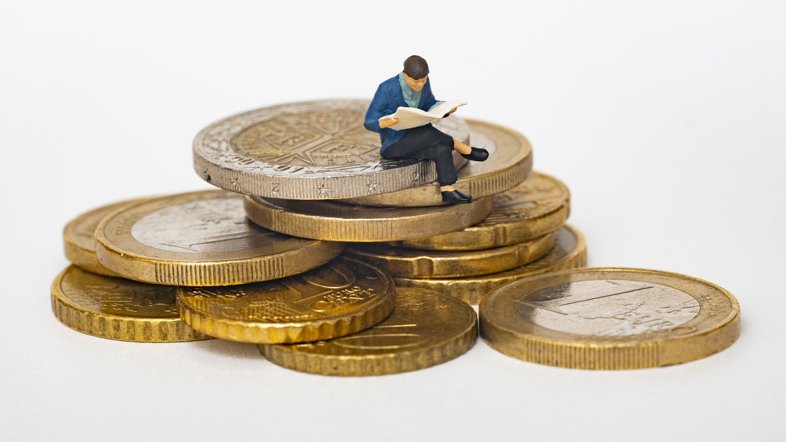 OKX Futures Là Gì? Rủi Ro Đòn Bẩy Cho Người Mới 2026 5 Sổ tay ghi chú kế hoạch quản lý rủi ro đặt cạnh biểu đồ giao dịch, minh họa nguyên tắc kỷ luật khi giao dịch futures