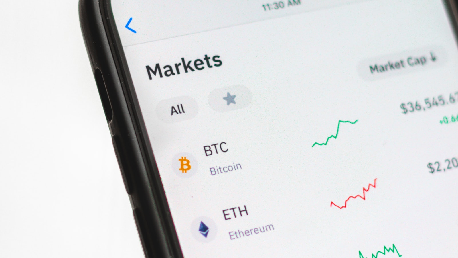 Tài Khoản Cent Exness Là Gì? Đặc Điểm, Ưu Nhược Điểm 2026 3 Ứng dụng theo dõi giá Bitcoin và Ethereum trên điện thoại, minh họa việc so sánh nhiều loại tài khoản giao dịch cùng lúc